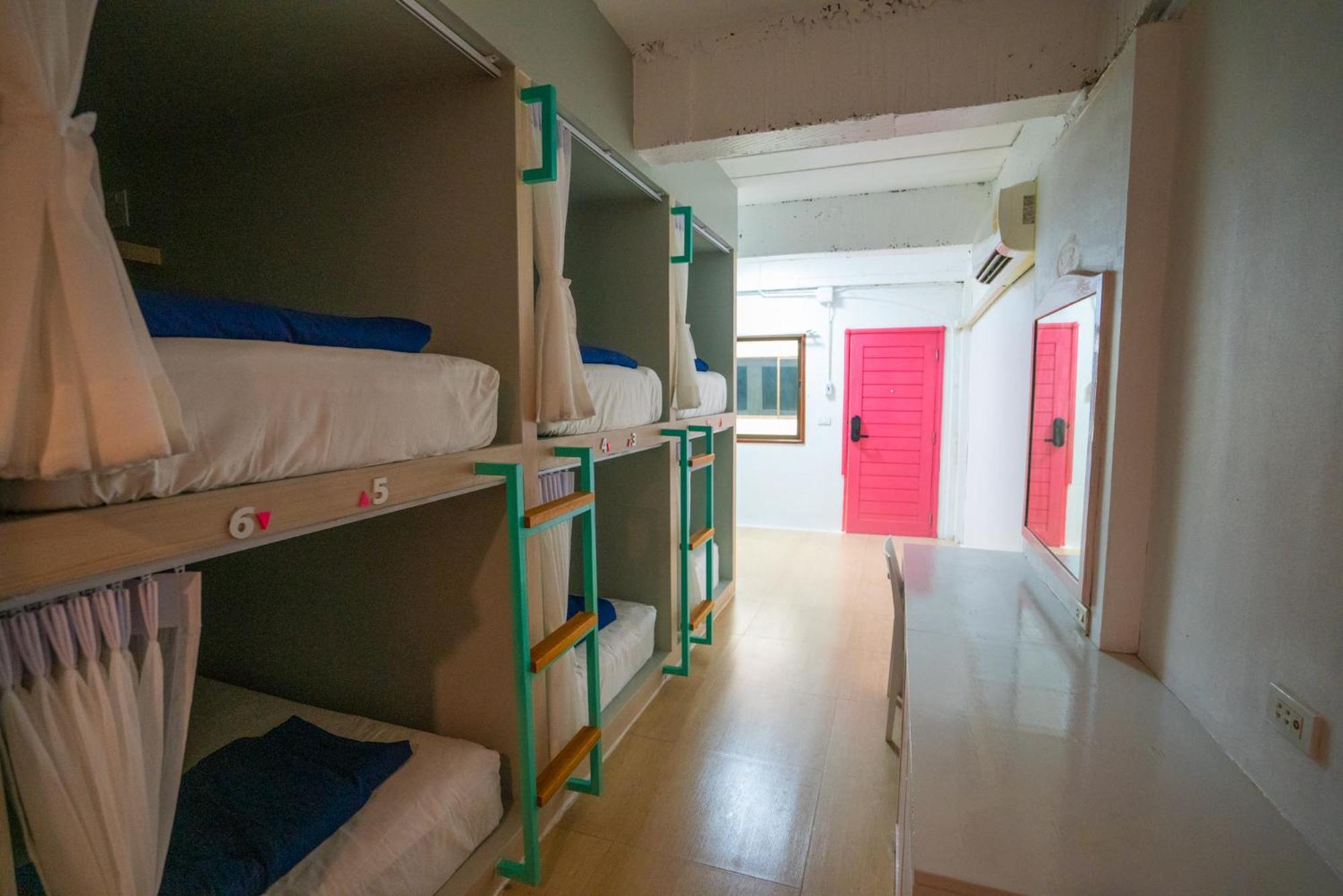 Base Party Hostel Ao Nang Esterno foto