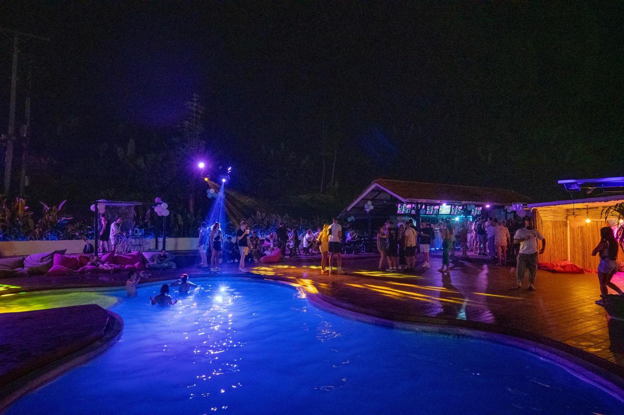 Base Party Hostel Ao Nang Esterno foto