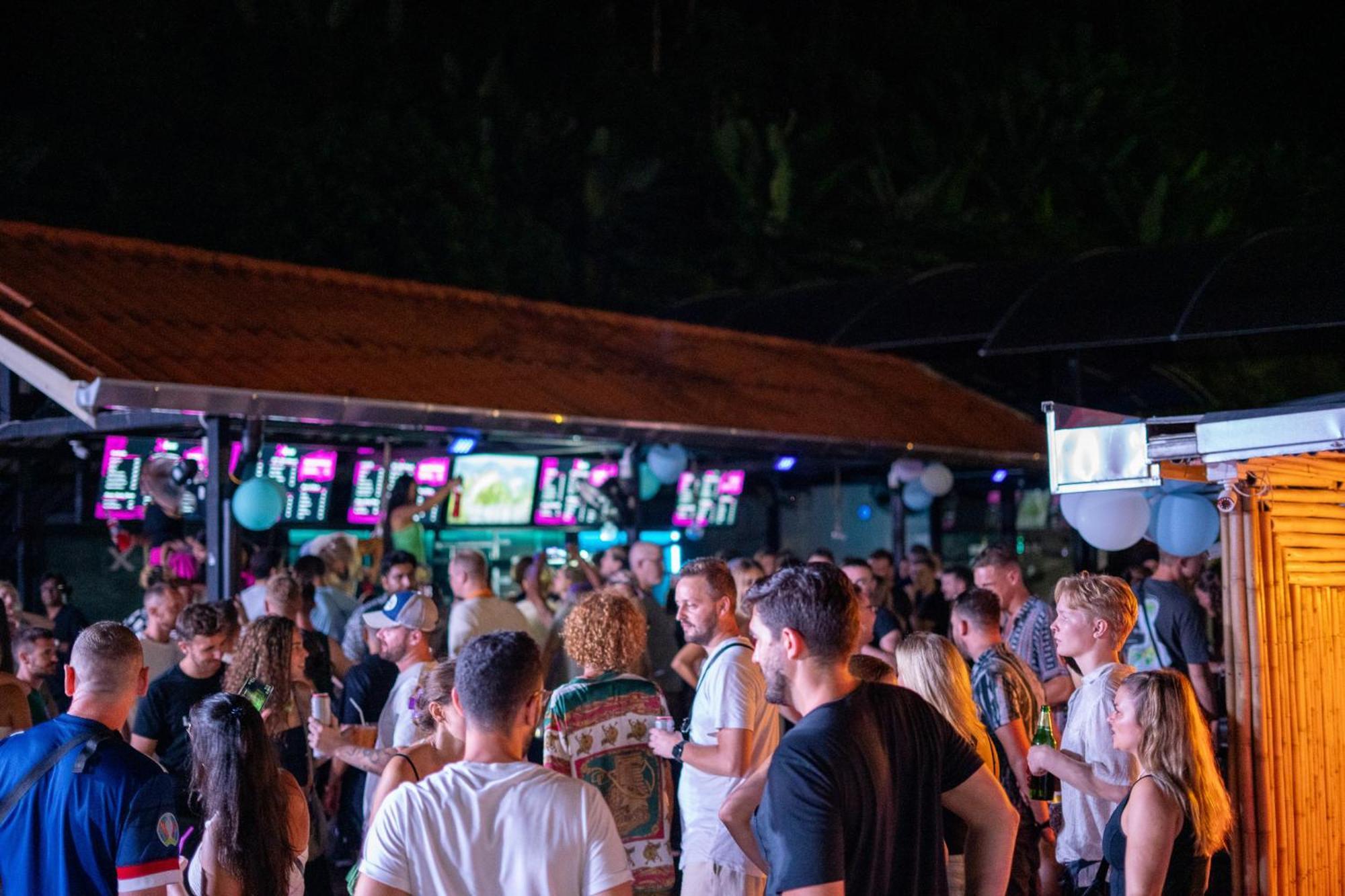 Base Party Hostel Ao Nang Esterno foto