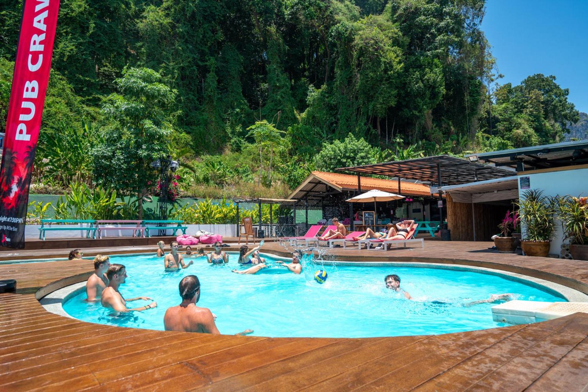 Base Party Hostel Ao Nang Esterno foto