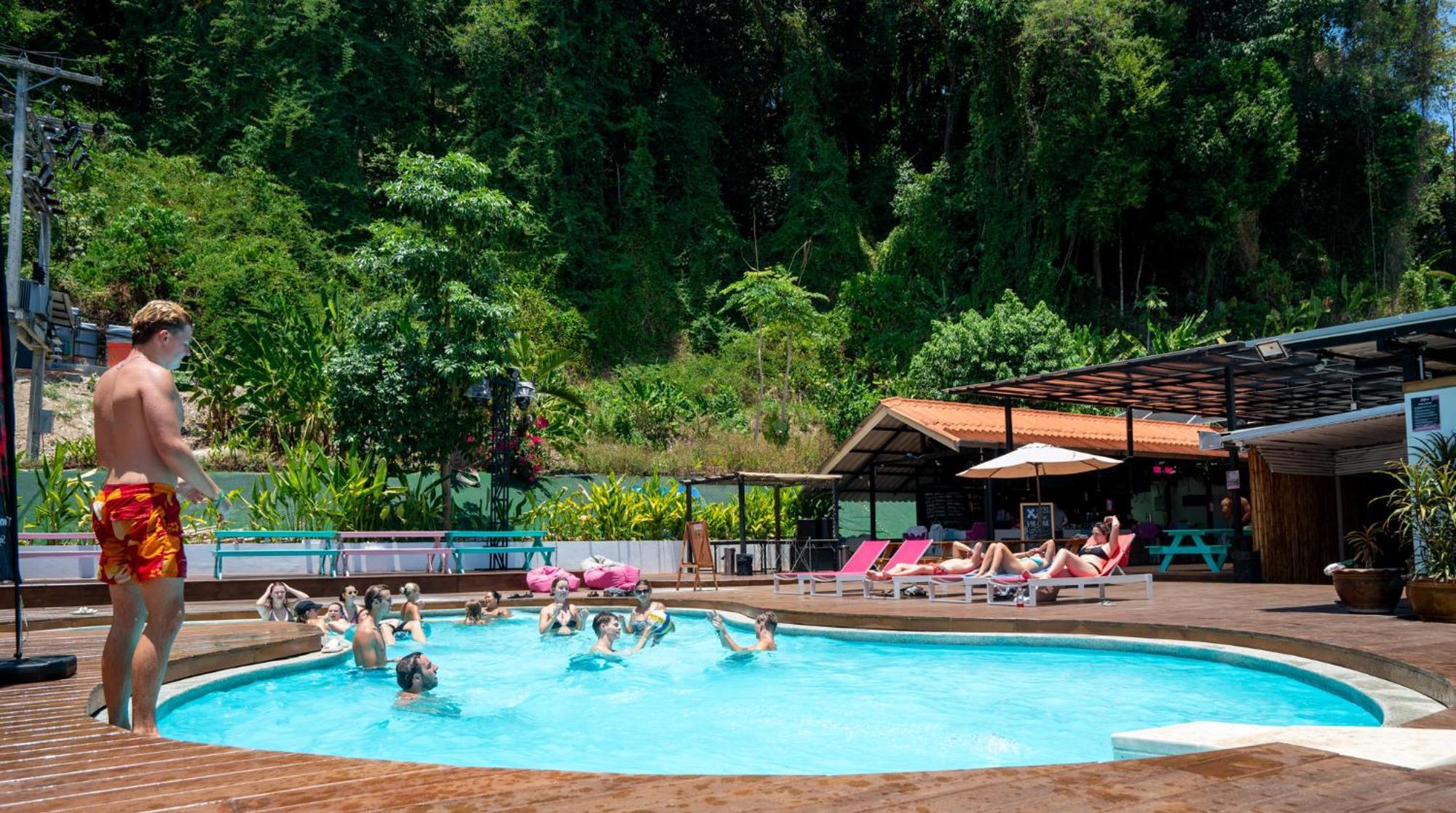 Base Party Hostel Ao Nang Esterno foto