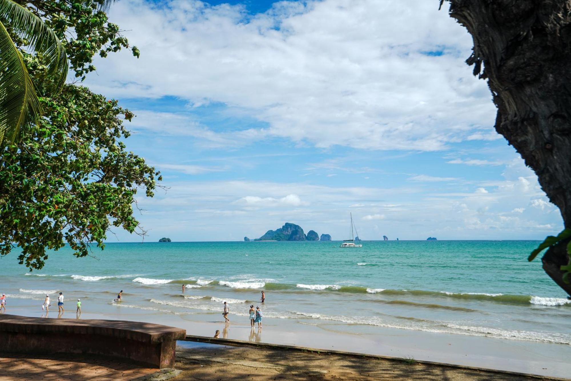 Base Party Hostel Ao Nang Esterno foto